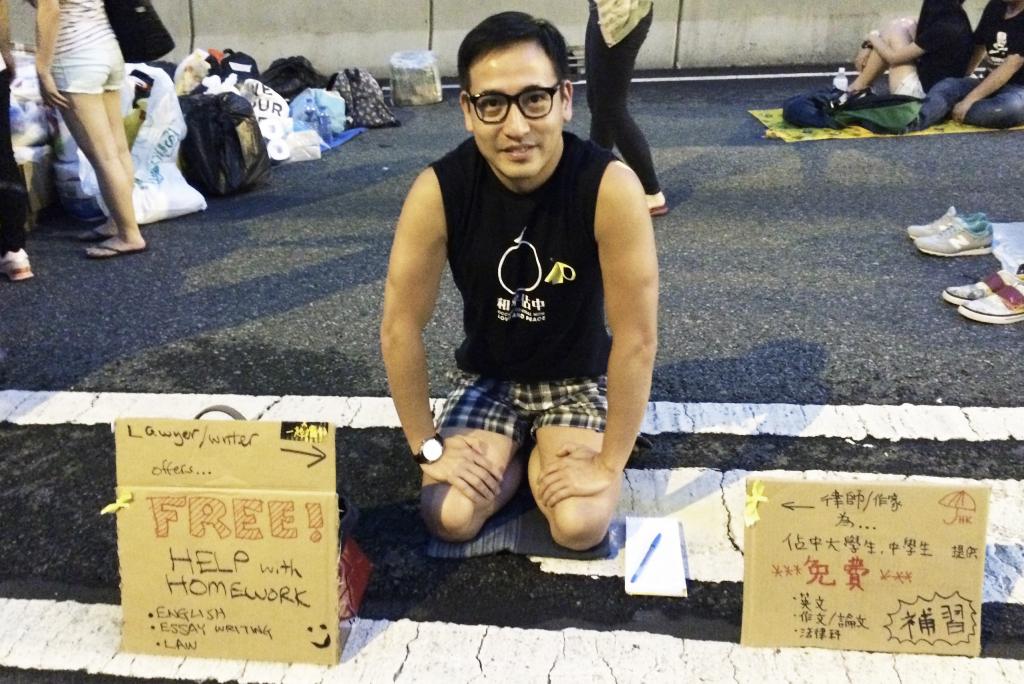 Professor Jason Y. Ng offering free homework assistance at the Hong Kong protests. Photography by Jason Y. Ng.